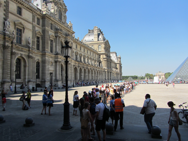 <h6>File d'attente au Louvre… un mercredi de juillet 2012.</h6>
